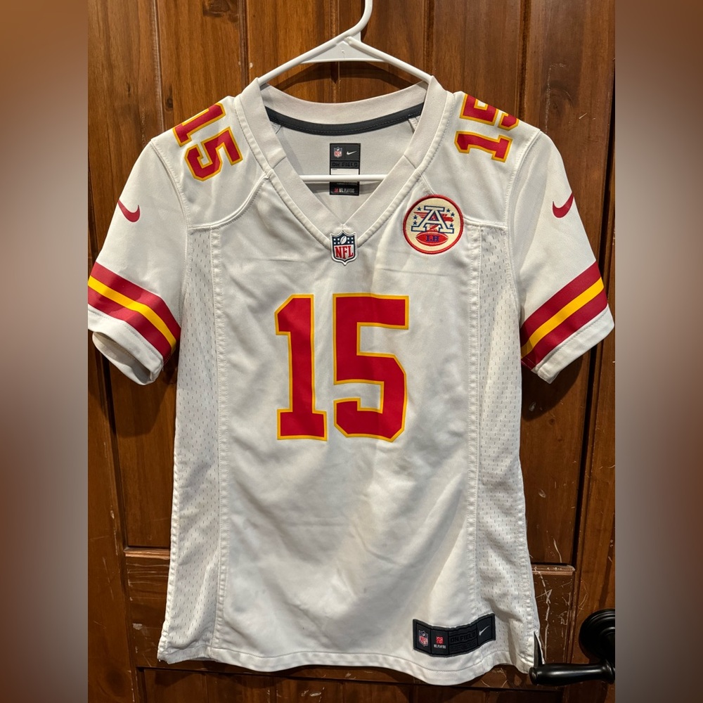 (WHITE) PATRICK MAHOMES JERSEY (WOMENS SMALL)